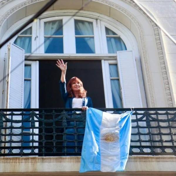 Parrilli quiere que Cristina sea candidata pero le aclaran: 