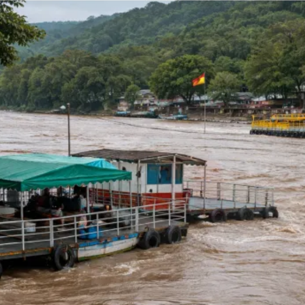 La crecida del río Bermejo causó el cierre de Puerto Chalanas. Algunos bagayeros igual se arriesgan a cruzar