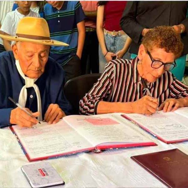El Quebrachal: Él tiene 81 años, ella 78 y dieron el “si, quiero” luego de 60 años de convivencia