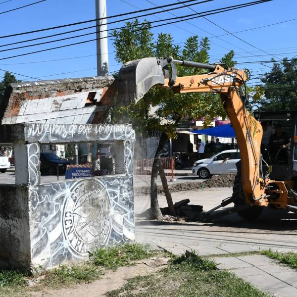 El municipio de Salta sigue recuperando espacios públicos: Se demolieron estructuras ilegales en Castañares y en Parque Belgrano