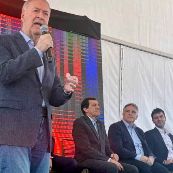 Gobernadores de Provincias Unidas son la opción del medio y van por el voto de Milei y peronistas