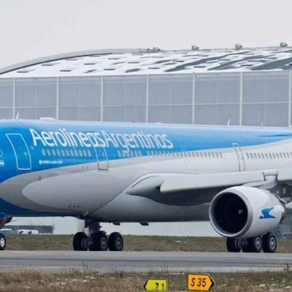 Estar al lado de la ventana te saldrá caro: Aerolíneas Argentinas empezará a cobrar por elegir asientos