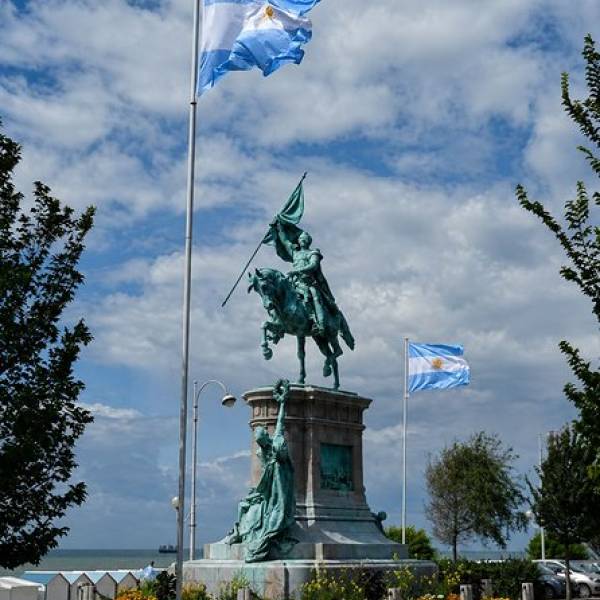 La memoria de San Martín en el planeta: decenas de estatuas lo rinden tributo en América, Europa y Asia