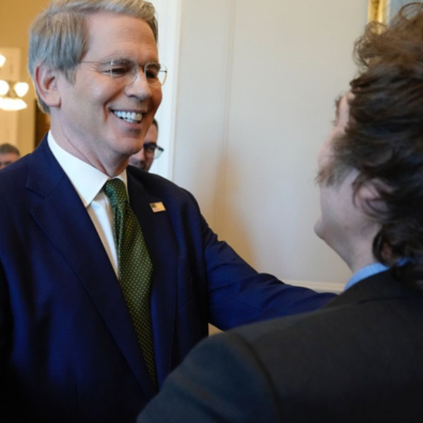 Estados Unidos salió al rescate de Milei para que llegue a las elecciones sin vender “hasta el último dólar”