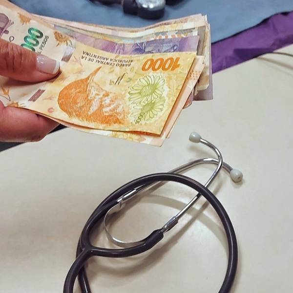 El servició podría colapsar: Más familias argentinas dejan de pagar prepagas y deciden atenderse directamente en el hospital público