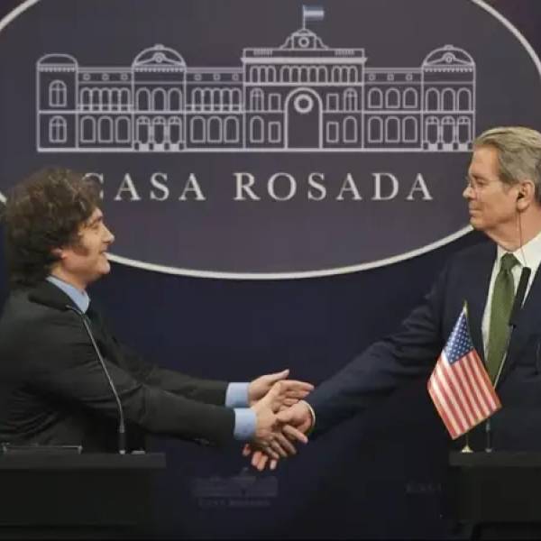 Economistas advierten que el pacto Milei-Trump no resolverá salarios, deuda familiar y crisis de consumo