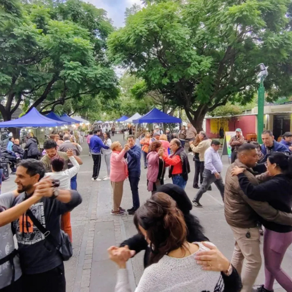 Una jornada de amigos y familias: El taller de tango conquistó el Paseo de los Poetas con una tarde a puro 2×4