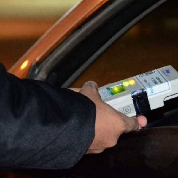 Otro borracho perdió el control de su vehiculo en el centro salteño y chocó contra una camioneta estacionada: ¡Tenía 2,70 de alcohol en sangre!