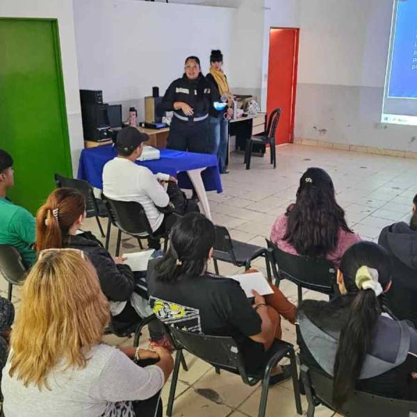 Vecinos se capacitan en conducción segura de motocicletas en el CIC Santa Cecilia