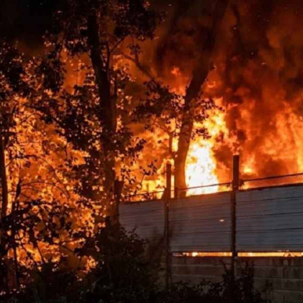 En Atocha una vivienda precaria quedó destruida por un incendio y bomberos rescataron a dos gatos