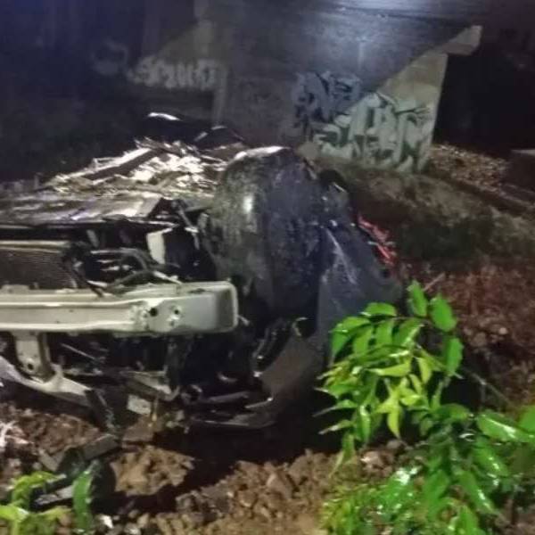 Las intensas lluvias en San Lorenzo provocaron que un conductor perdiera el control de su auto y cayera al río