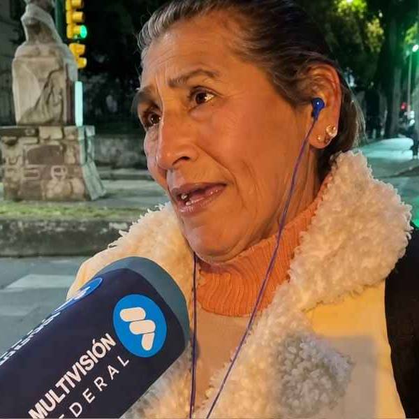 La cruda realidad de una jubilada salteña: Camina de madrugada para llegar a su trabajo porque no le alcanza para el boleto