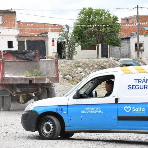 Atraparon in fraganti a un camión arrojando residuos y escombros cerca del río Arenales
