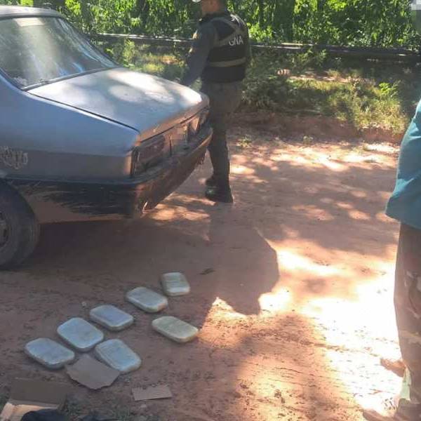Gendarmería interceptó en el norte de Salta a un auto totalmente destartalado llevando más de 7 kilos de cocaína