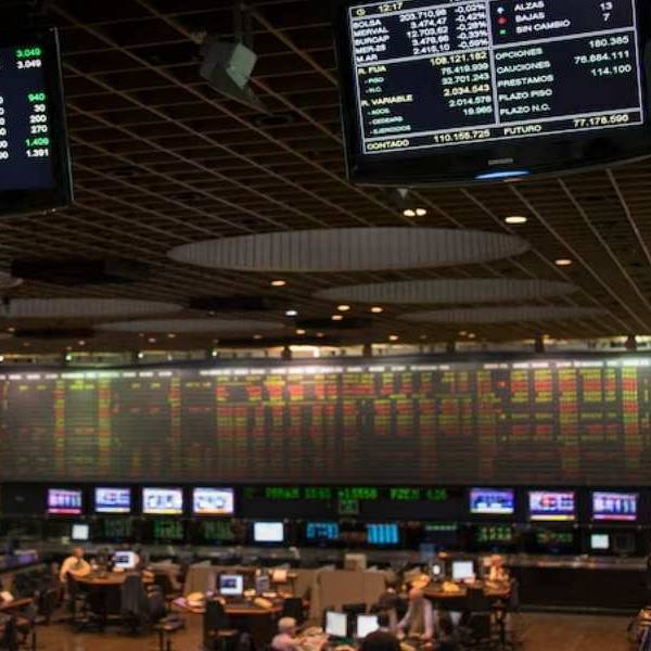 La falta de pesos frena la baja de tasas y acelera la caída del dólar, con el mercado atento a las reservas