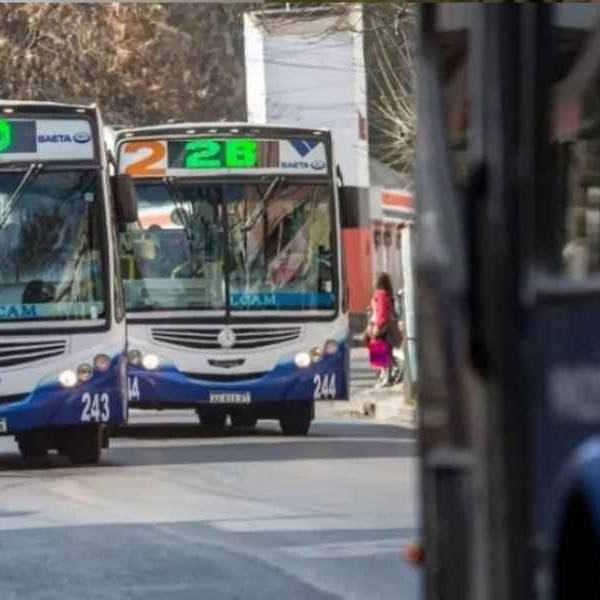 ¿Dueños de las calles o profesionales del volante? El alarmante desprecio de muchos colectiveros de SAETA por las normas viales en Salta
