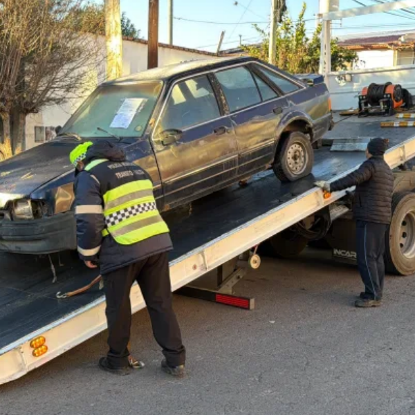 El municipio retiró otro auto abandonado y suma más de 2.000 vehículos levantados