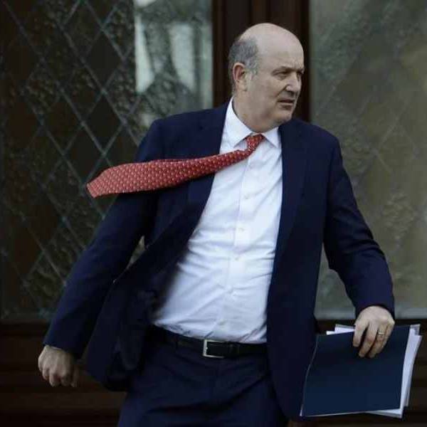 Despúes de tantos fracasos políticos Javier Milei analiza congelar los proyectos reformadores de Sturzenegger