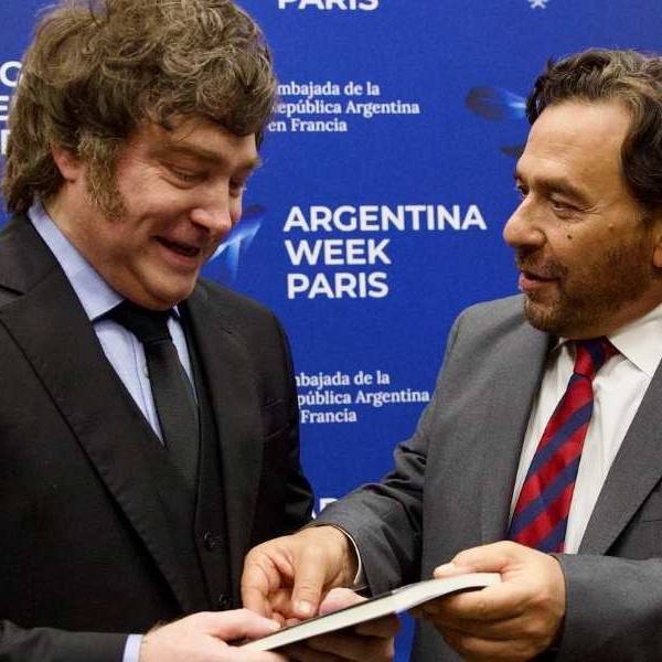 En la Argentina Week en París Sáenz le entregó a Milei un ejemplar de su libro “Federalismo y Progreso”