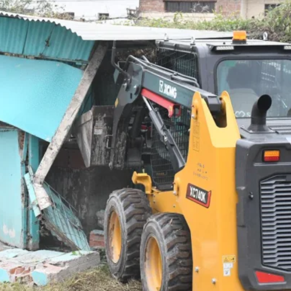Tras los reclamos de los vecinos el municipio de Salta retiró tres estructuras abandonadas en Av. De las Américas