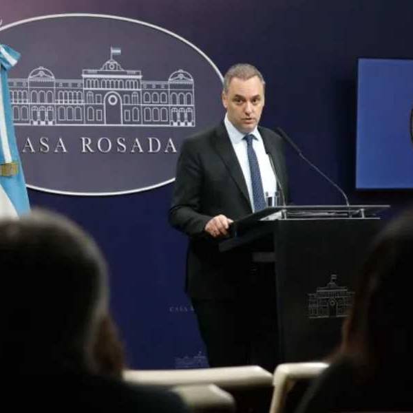 Aparecen chats de Adorni presionando al contratista: 