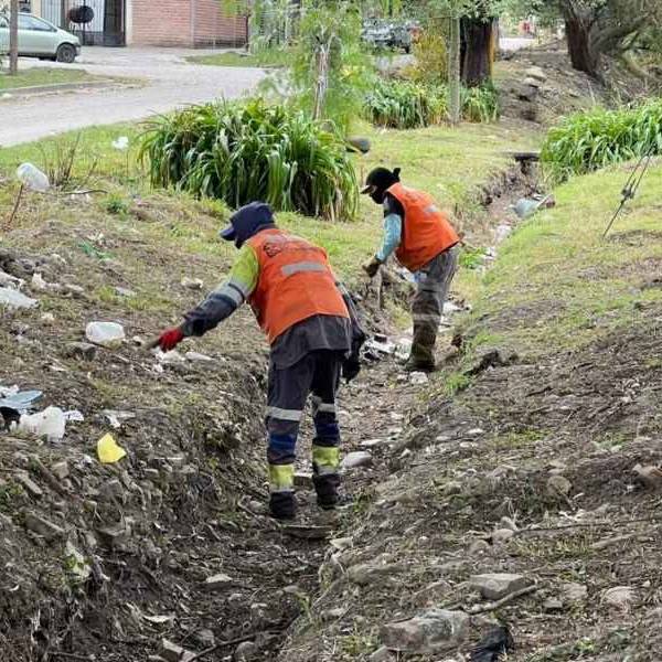 ¡Se les pide a los vecinos que no arrojen basura! Acondicionan el canal pluvial Pachi Gorriti que se encontraba obstruido