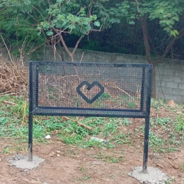 ¡ A cuidarlos! La Municipalidad colocó cestos comunitarios en Villa Floresta