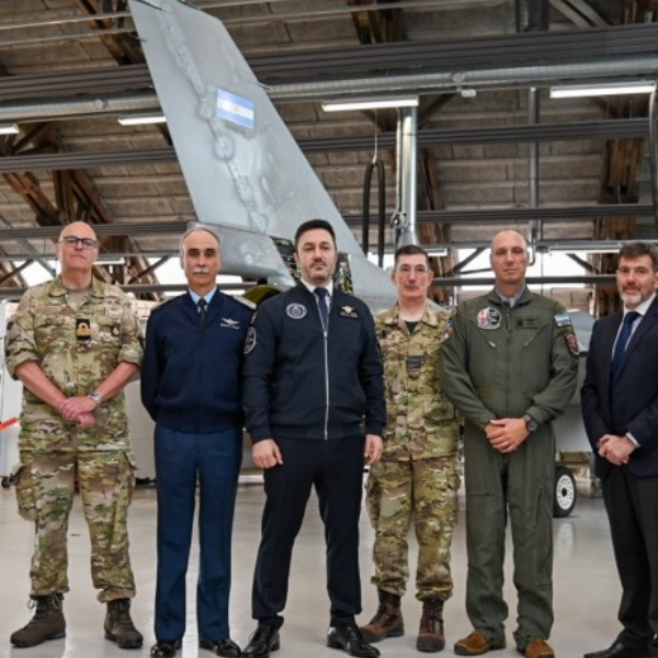 El Gobierno tuvo que reconocer que contrató por 33 millones de dólares a una empresa en EEUU para capacitar a los pilotos de los F-16