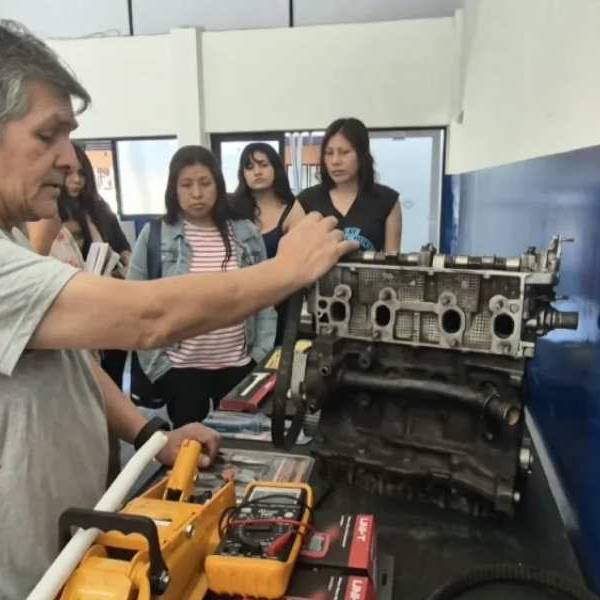 Service de autos: mujeres se capacitan en nuevas herramientas para el trabajo