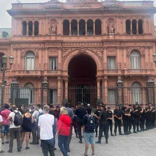 Un suboficial de la Policía Federal se encadenó en la Casa Rosada para exigir mejoras salariales y denunciar corrupción