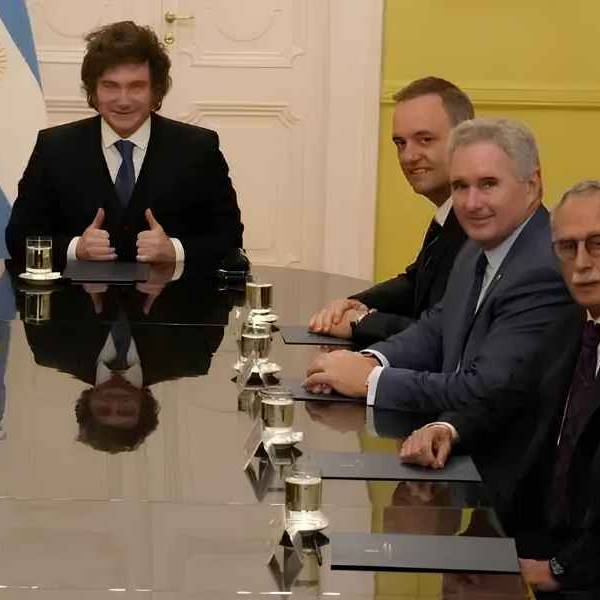 Milei vuelve a irse del país y viaja a Estados Unidos en medio del escándalo de Manuel Adorni