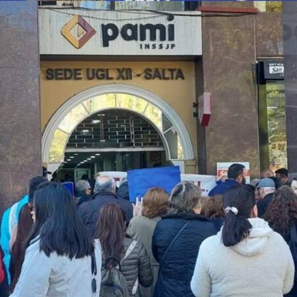 El PAMI en Salta sigue maltratando a los abuelos: Largas filas y gente mayor descompasadas