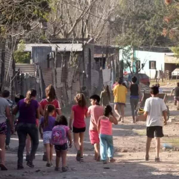 Una familia de 4 integrantes en Argentina necesitó $1,56 millones para no ser pobre en julio y $ 708 mil para comer