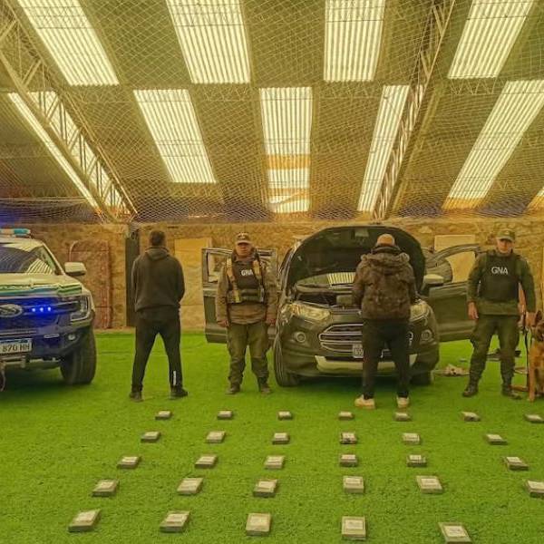En La Puna salteña encuentran 35 kilos de cocaína bajo los asientos de una camioneta y detuvieron a dos hombres