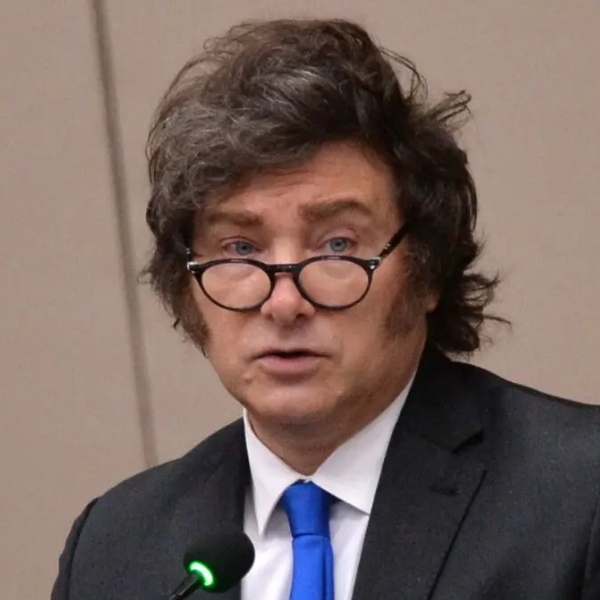 La imagen de Milei está en su punto más bajo desde que asumió. Pero el Presidente pasea por el mundo y juega a la guerra