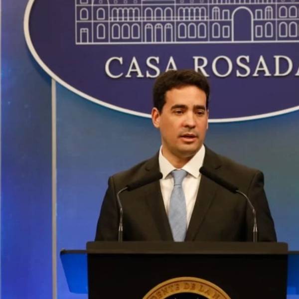 El vocero presidencial ahora niega haber dicho que el dólar subirá a $1800