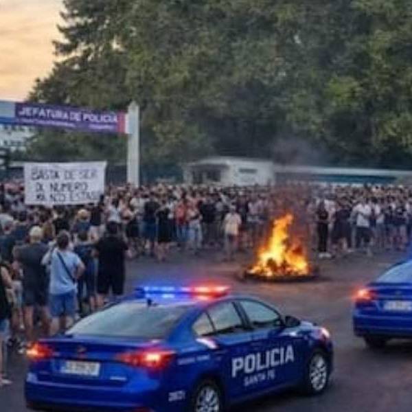 En Santa Fe policías hicieron una protesta salarial y se enfrentaron a golpes con otros efectivos
