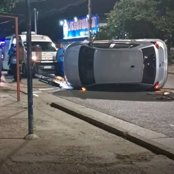 Susto en la Bajada del Portezuelo: Dos jóvenes heridos tras un vuelco