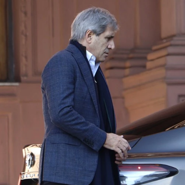 Luis Caputo le negó a Kicillof los permisos para tomar un crédito internacional para una obra de cloacas en La Plata