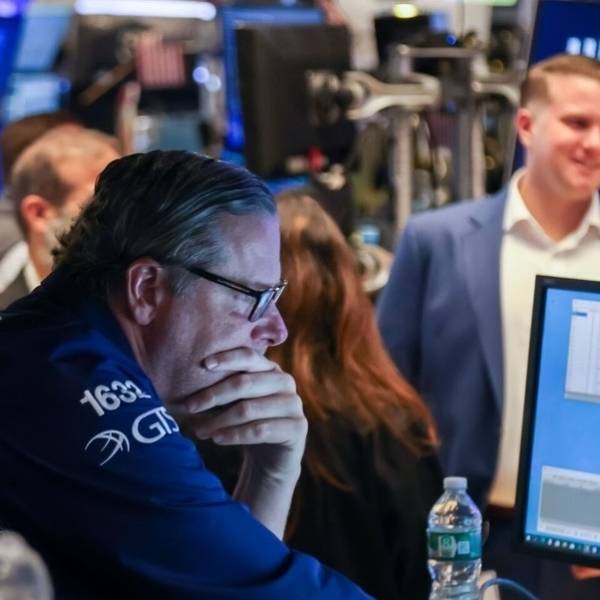 Sigue la tensión en los mercados: sube otra vez el dólar, caen más de 4% las acciones y el riesgo país supera los 800 puntos