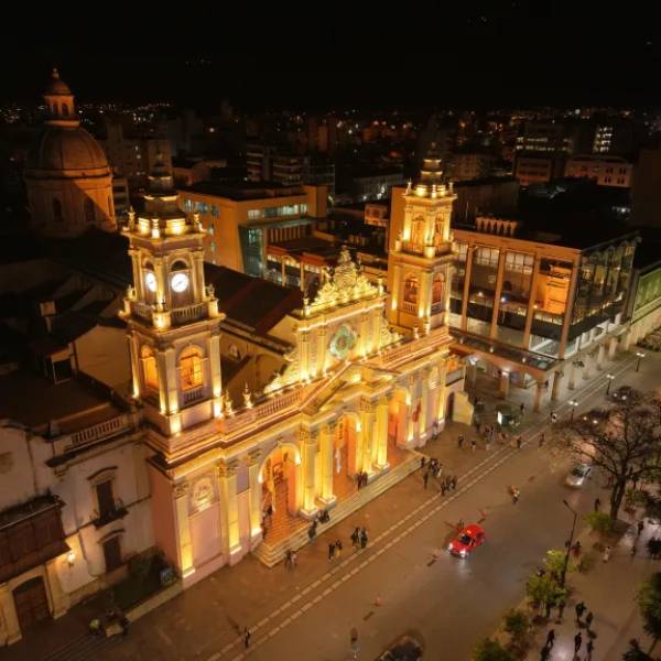 La Catedral se prepara para el Milagro con nueva iluminación ornamental