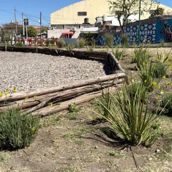 En Avenida Entre Ríos y la vía los vecinos ya disfrutan de un nuevo espacio público recuperado por el municipio
