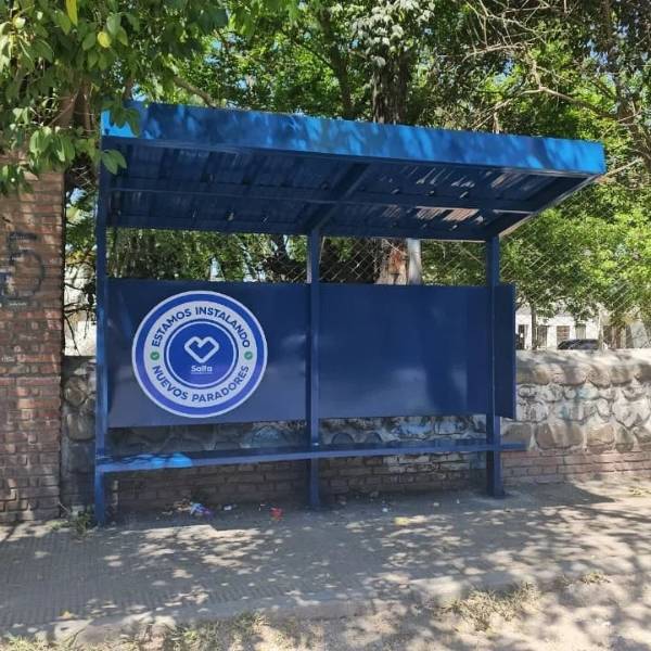 La Municipalidad ya lleva instalados 100 paradores nuevos de colectivos