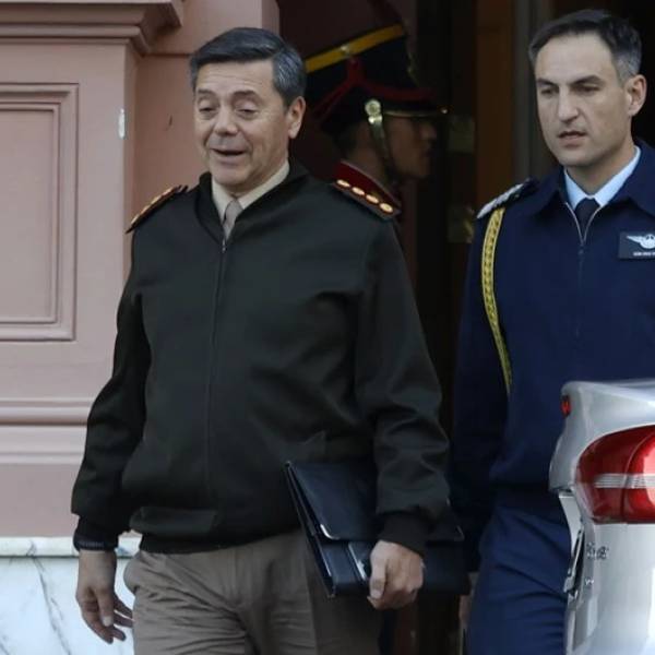 El Ministro de Defensa canjeó una tonelada de membrillo para conseguir los repuestos de una camioneta del Ejército