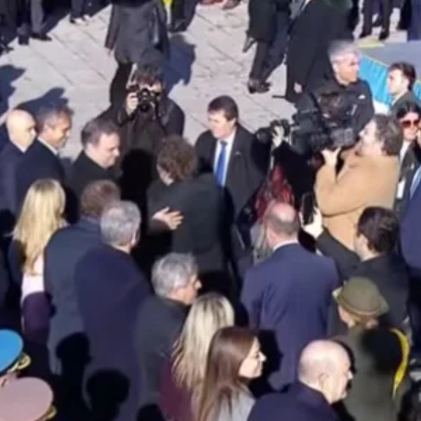El abrazo de Milei a Adorni, la foto política del acto por el Día de la Bandera en Rosario