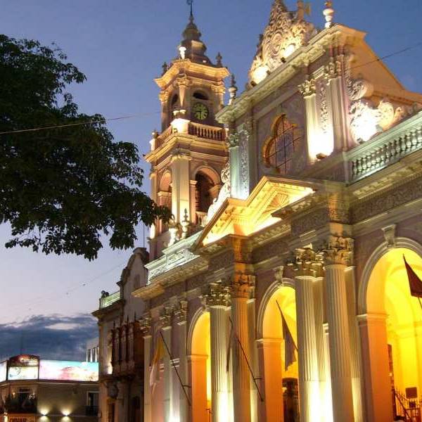 La Catedral Basílica de Salta comenzó a recuperar su iluminación exterior como parte de una serie de trabajos de restauración