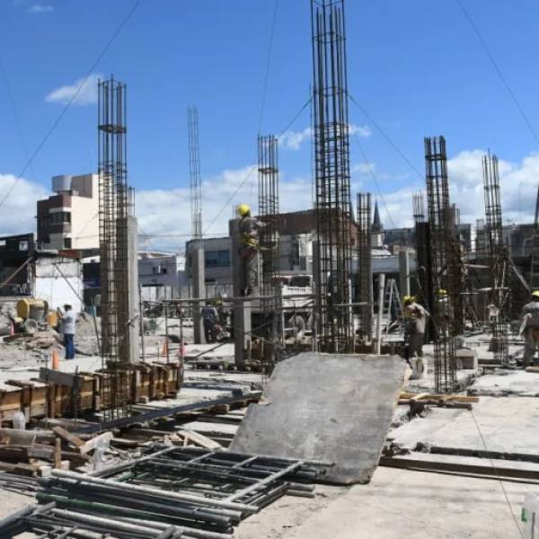 Continúa la reconstrucción del Mercado San Miguel: Avanza la obra de base de hormigón sobre calle Urquiza