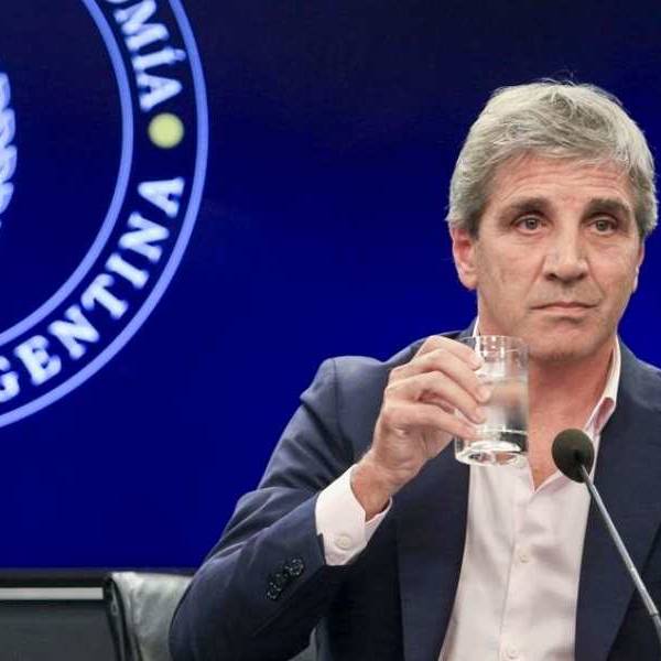 “No desarmaron ni un impuesto”: El sector textil criticó a Caputo por decir que no compra ropa en el país porque es un robo