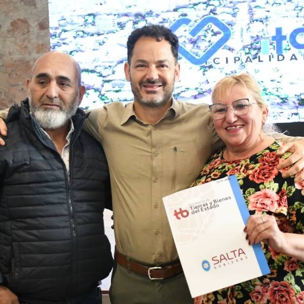Más de 120 vecinos recibieron sus escrituras