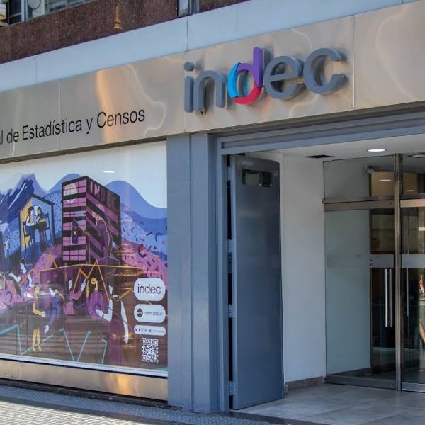 Según el INDEC los salarios registrados subieron 2,4% en agosto y superaron a la inflación por segundo mes consecutivo